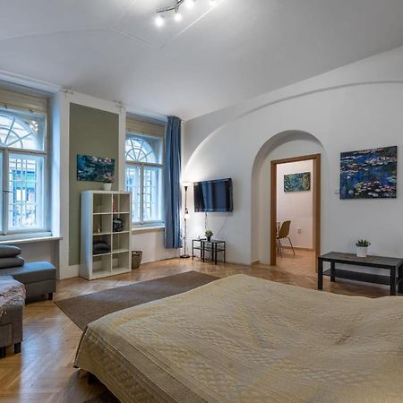 Spacious 3 Bedroom Apartment In The Heart Of Прага Экстерьер фото