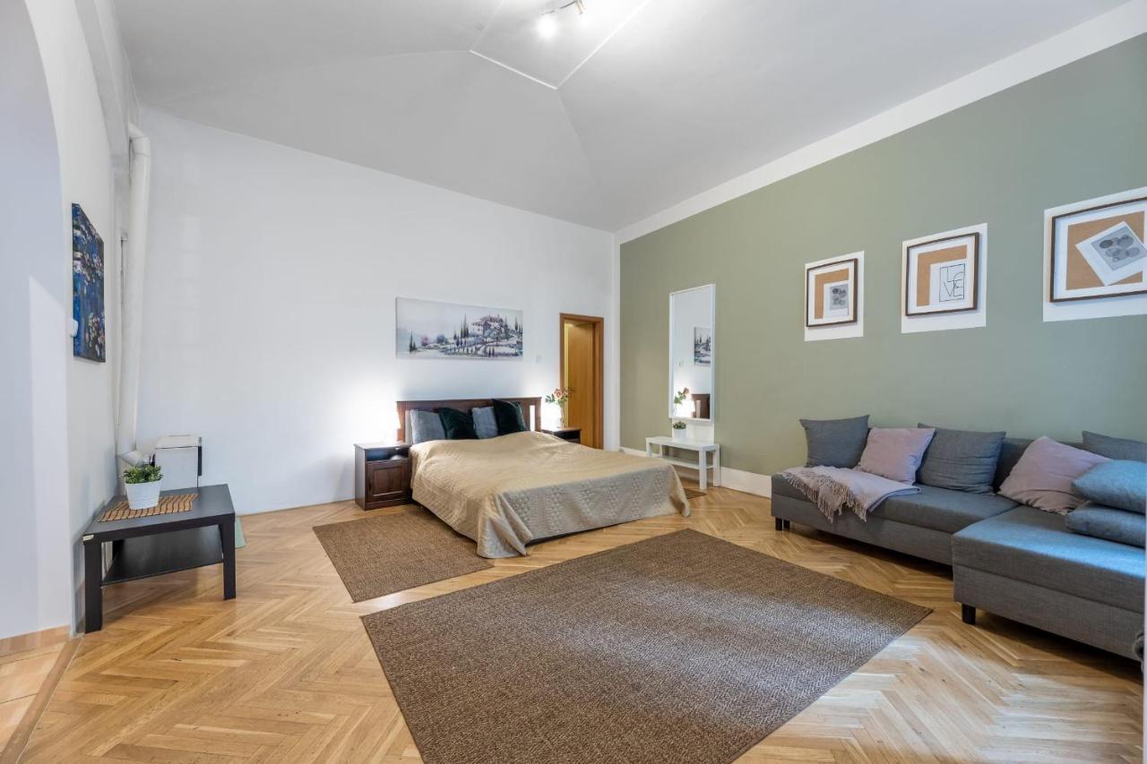 Spacious 3 Bedroom Apartment In The Heart Of Прага Экстерьер фото