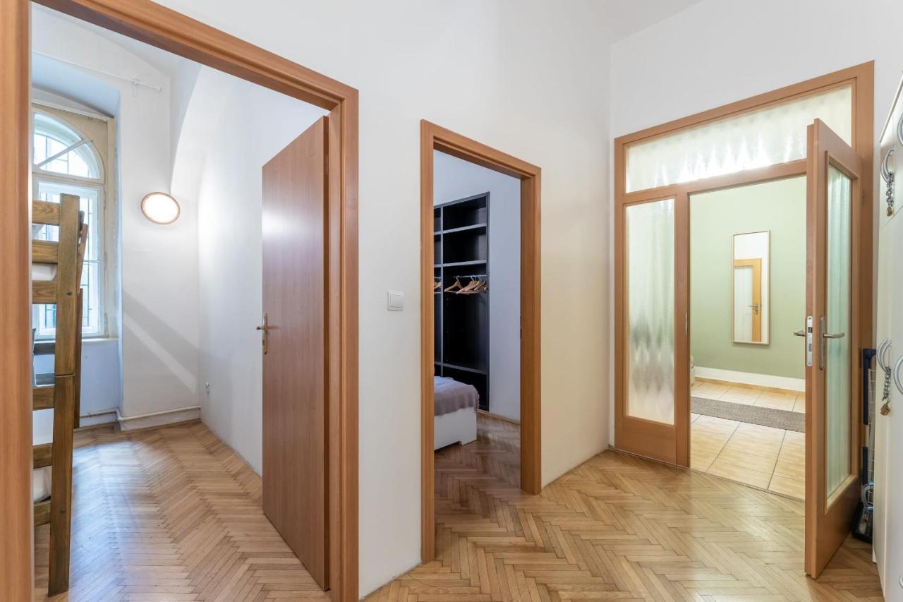 Spacious 3 Bedroom Apartment In The Heart Of Прага Экстерьер фото